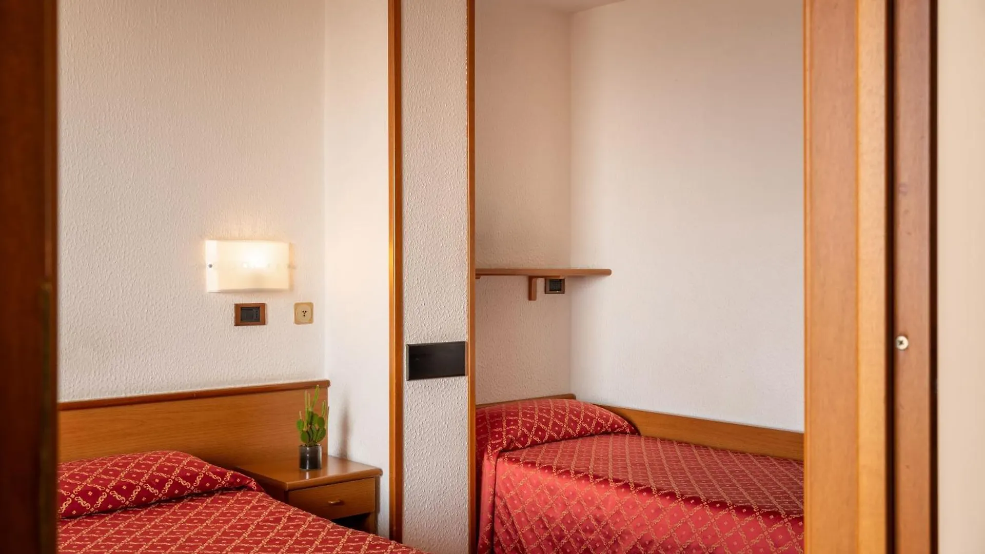 Hotel Careni Villa Italia Finale Ligure 3*,  Italia